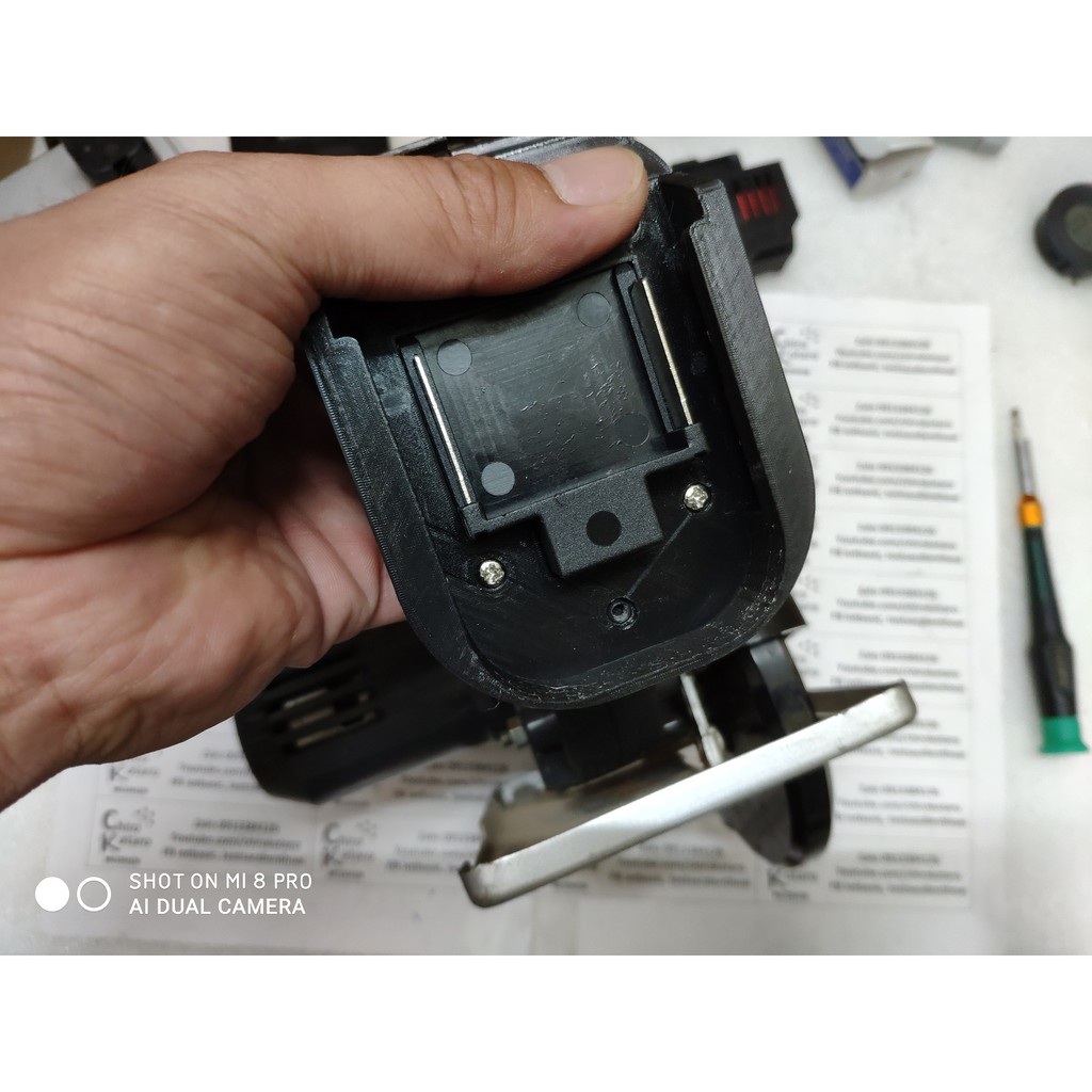 Đế chuyển chân khoan, vit Ozito 18V dạng đút sang dùng hộp pin cài Makita bản mới