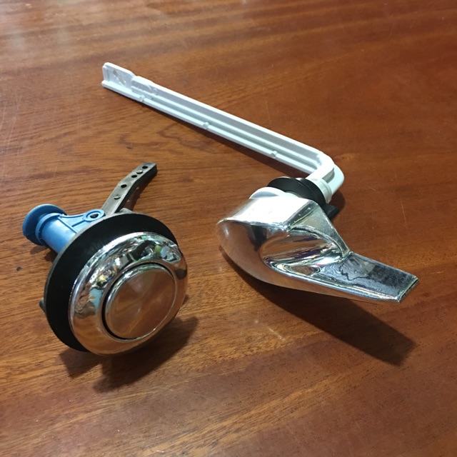 Gạt và nhấn bồn cầu