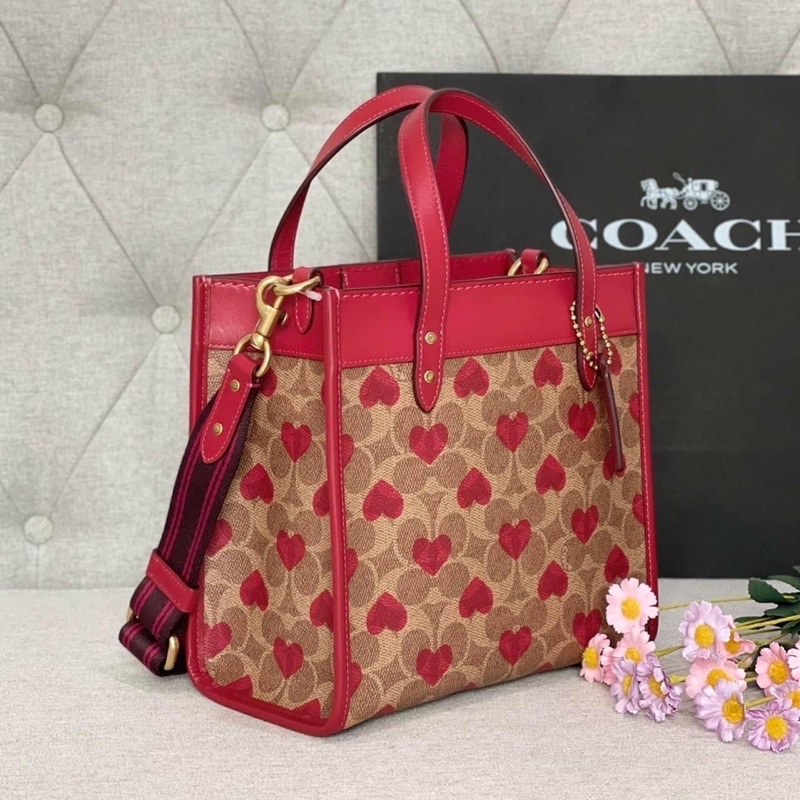 Sẵn sale Túi Coach tote 22 hoạ tiết tim