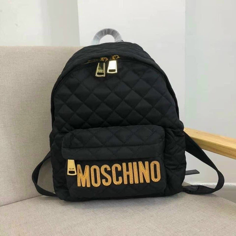 Balo M.o.z.c.h.i.nio chần vuông logo vàng