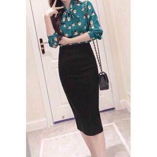 Chân váy bút chì đen dài qua gối xẻ sau