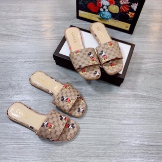 Dép mickey của năm