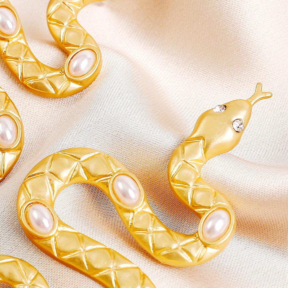 Khuyên tai hình rắn mạ bạc đính đá và ngọc trai