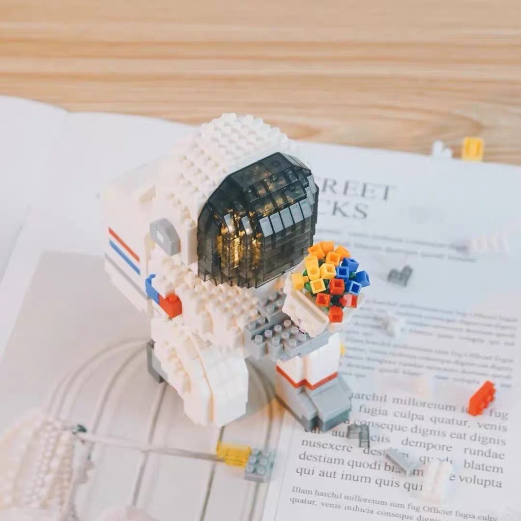 Đồ chơi xếp hình mô hình lắp ráp Phi Hành Gia Cầu Hôn 1088 chi tiết Nanoblocks