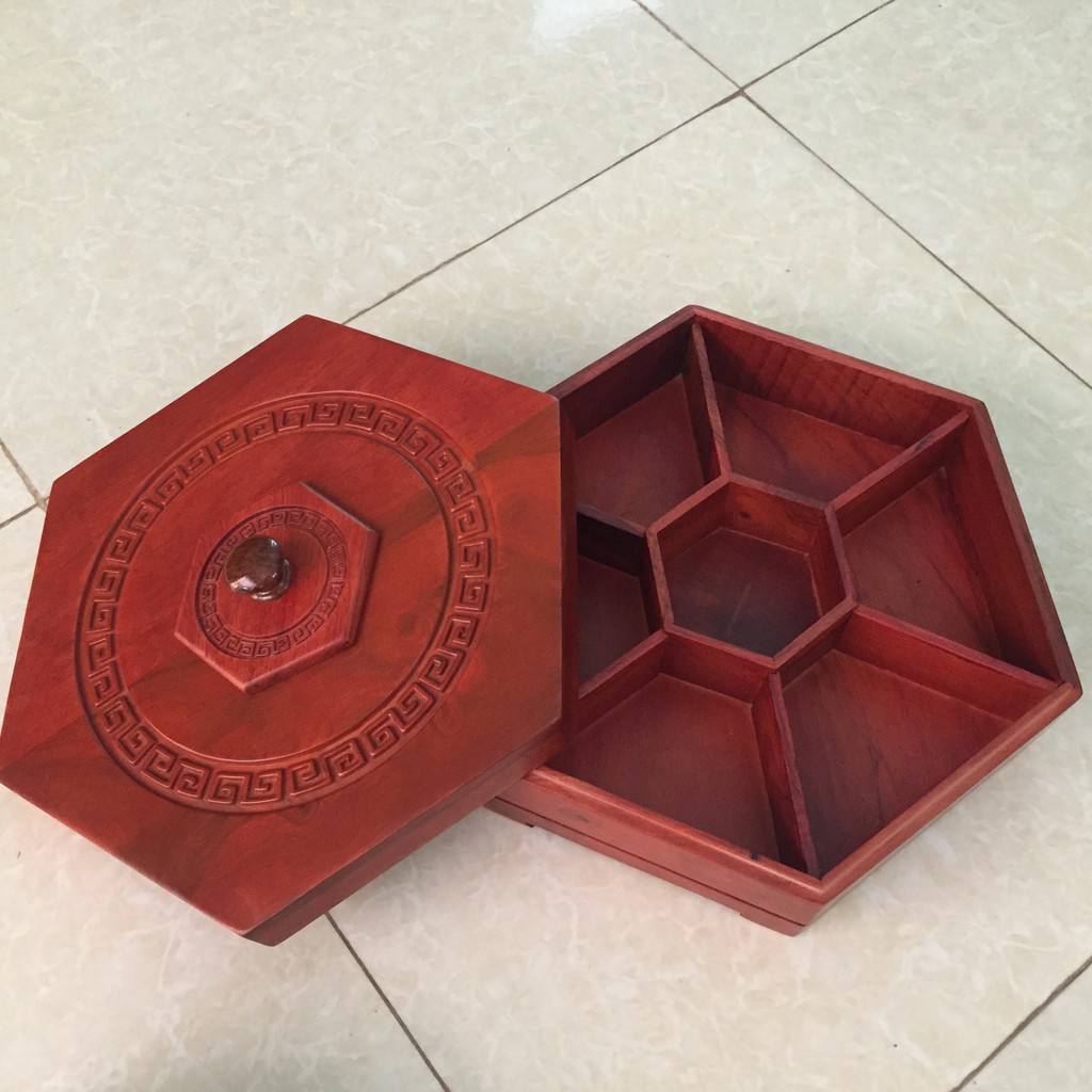 1 Hộp  đựng bánh kẹo GỖ HƯƠNG ĐỎ NAM PHI chạm hoa văn - Kích thước 37x21xH10Cm