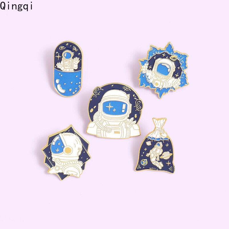 Ghim cài áo tráng men Miss Zoe hình phi hành gia hoạt hình dễ thương