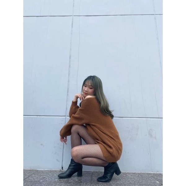 Áo len dáng dài hở bên vai phong cách cá tính