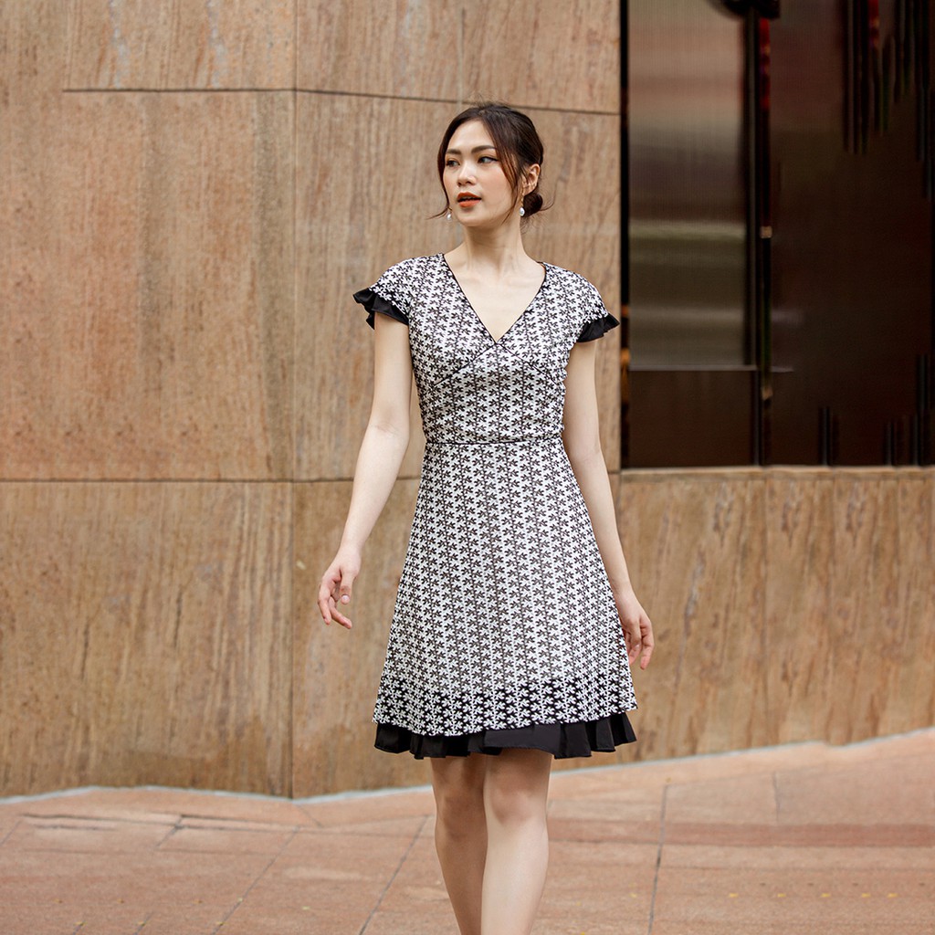 Đầm ren nữ đẹp thiết kế thời trang Eden dạng váy chứ a 2 lớp cổ chữ v tay ngắn mảnh mai sang trọng - D429