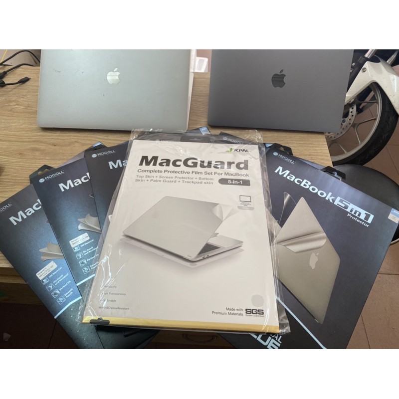 Bộ dán Macbook 16” 2019 Mocoll , JCPal 5in1 Macguard Silver và Gray, tặng kèm chai vệ sinh máy JCPAL chính hãng
