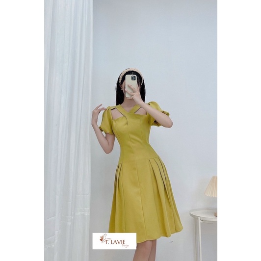 đầm vàng khoet ngực