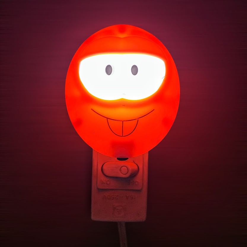 Đèn ngủ cảm biến ánh sáng hình Mặt Hề (màu ngẫu nhiên)