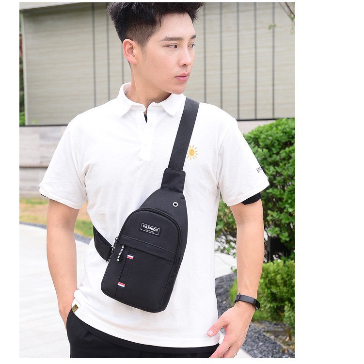 (Có 3 Màu) Balo vải đeo chéo nam nữ Fashion logo cờ có lỗ tai nghe tiện lợi | BigBuy360 - bigbuy360.vn