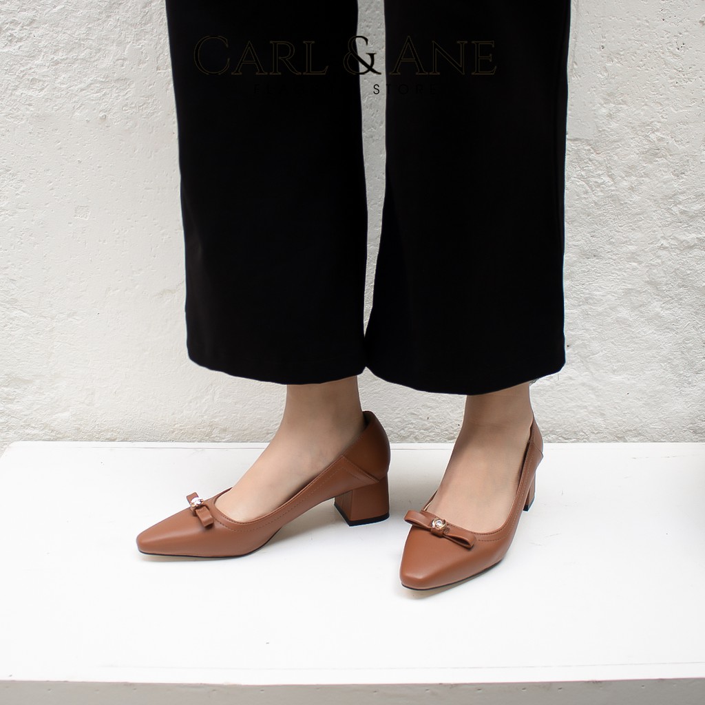 Carl & Ane - Giày cao gót mũi vuông phối nơ đính đá cao 5cm màu bò _ CP007 | BigBuy360 - bigbuy360.vn