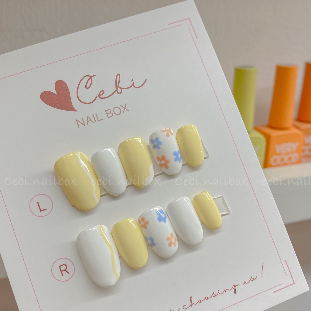 Móng úp thiết kế c144 form ngắn trắng vàng hoa nhí đi học đi chơi cebi.nailbox