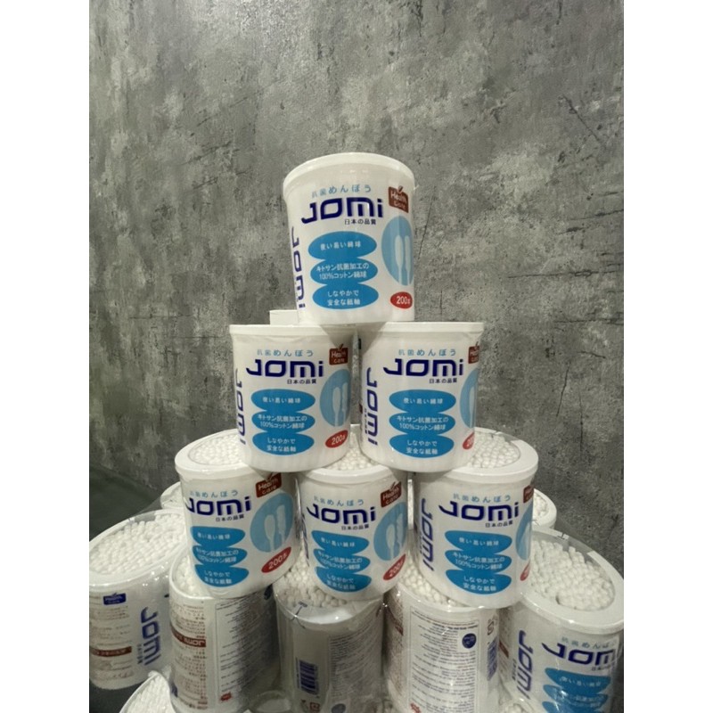 Tăm bông ráy tai người lớn JOMI kháng khuẩn, thân giấy cứng, bông gòn mềm giúp làm sạch tai dễ dàng hơn.