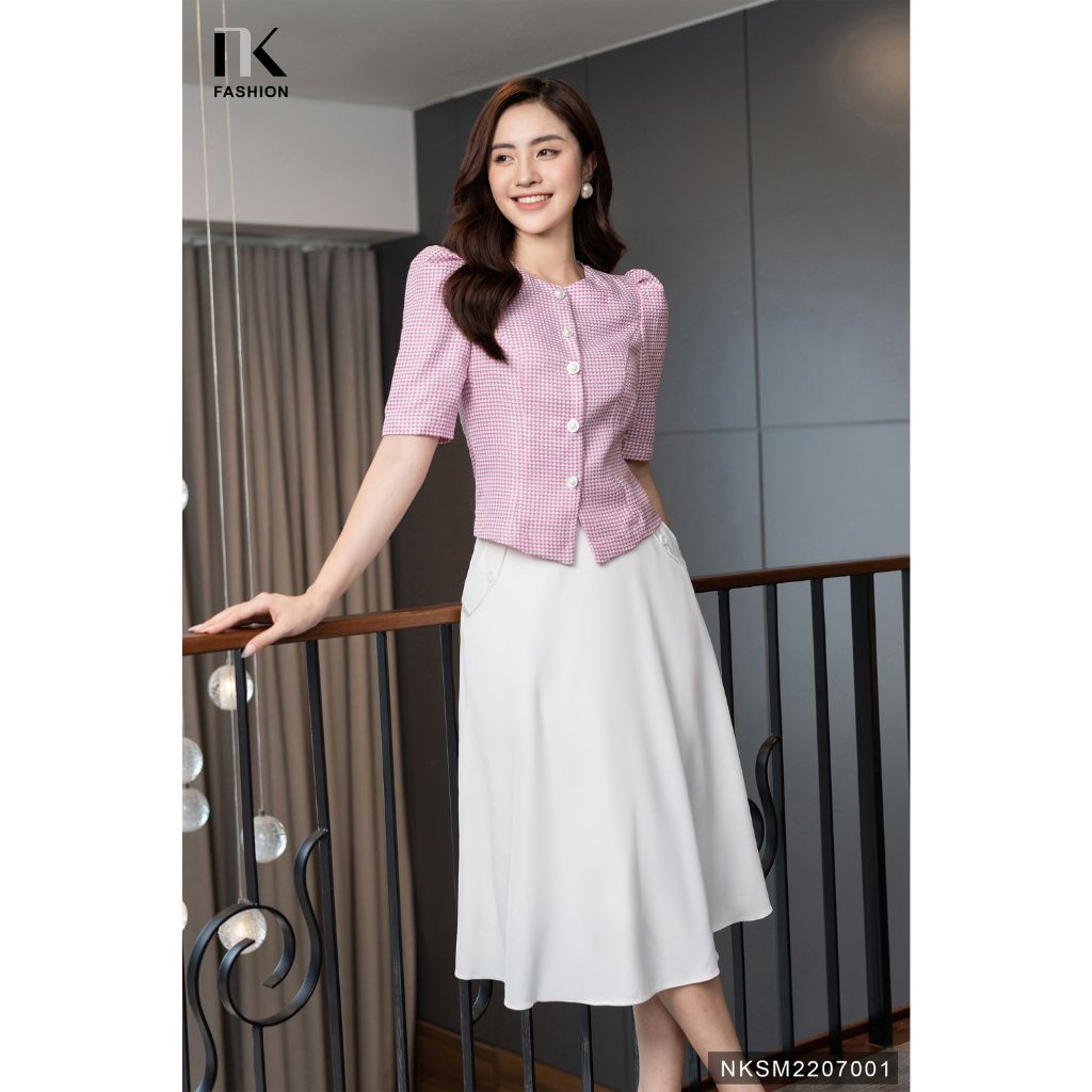 Áo Sơ Mi Công Sở Nữ Họa Tiết Kẻ Caro Cổ Tròn NK Fashion Tay Lỡ Phối Cúc Ngọc Thanh Lịch NKSM2207001