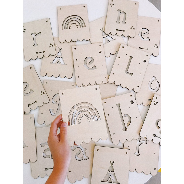 Cờ gỗ khắc tên trang trí, bảng tên cho bé.