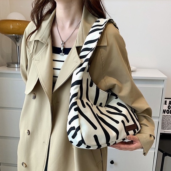 Túi tote đeo vai vải họa tiết vạch đen trắng quai cố định gắn tag xanh đáng yêu