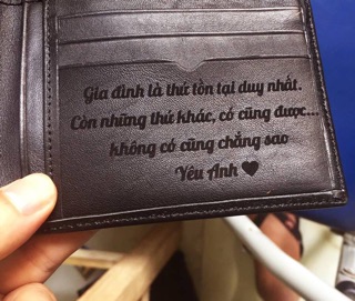 Ví da bò khắc tên