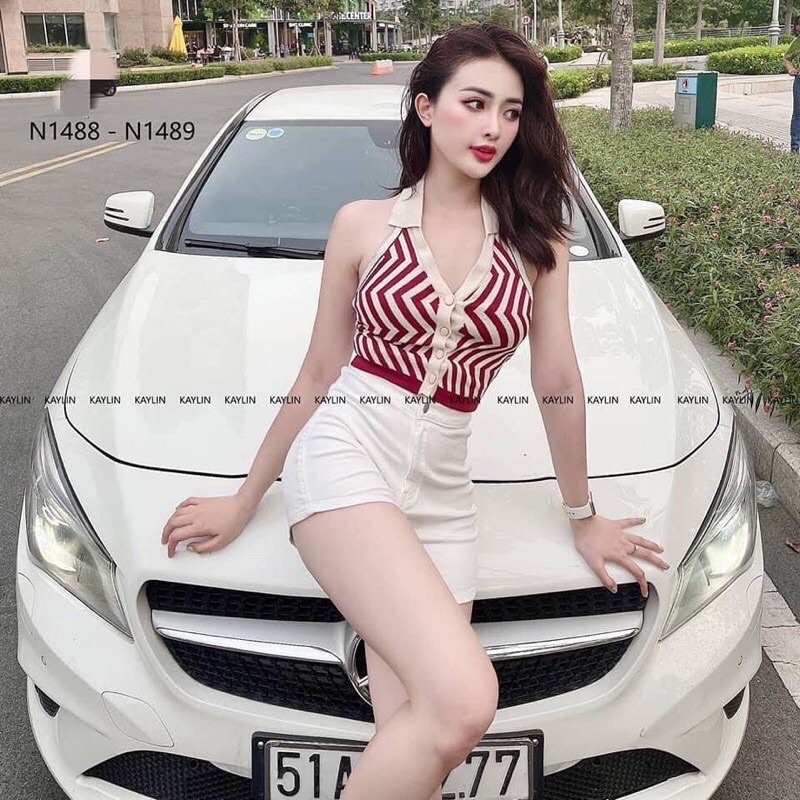 Áo len yếm kẻ hở lưng