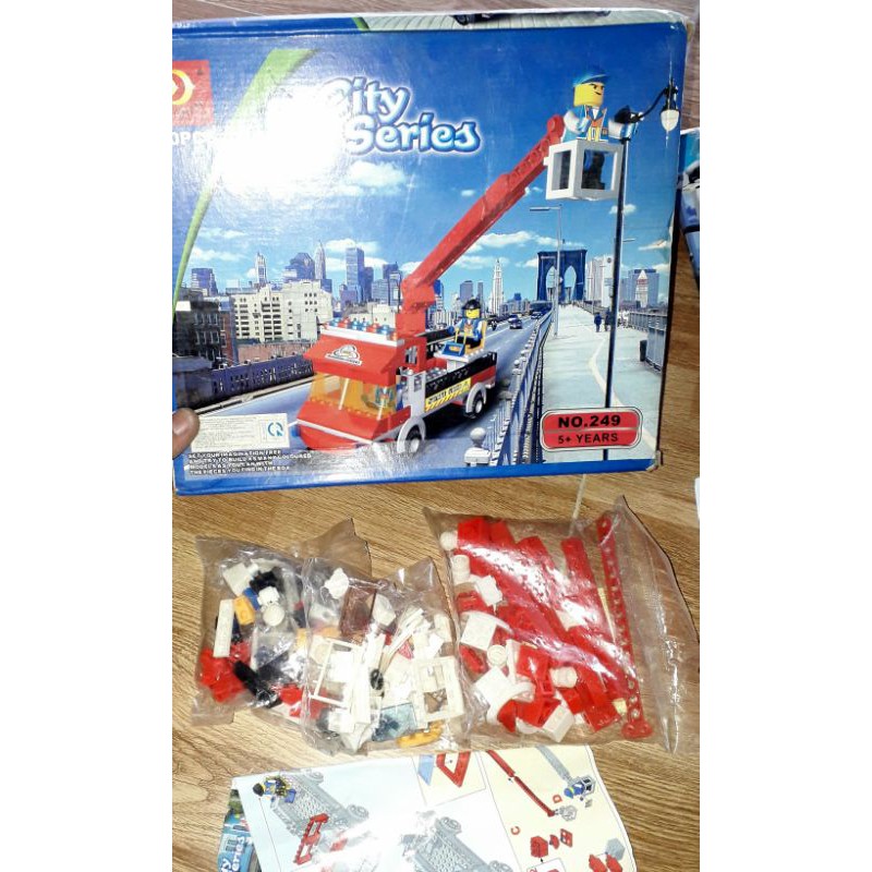 Lắp ráp 1 hộp LeGo_City Xe thang hoặc Trạm Giao thông có nhiều chi tiết bằng nhựa
