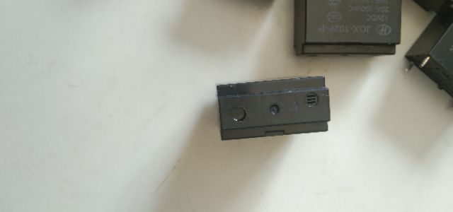 Rơ-le 12V 4 chân chuyên dùng trong bo nguồn bên Huệ Duyên giá 15 k một cái