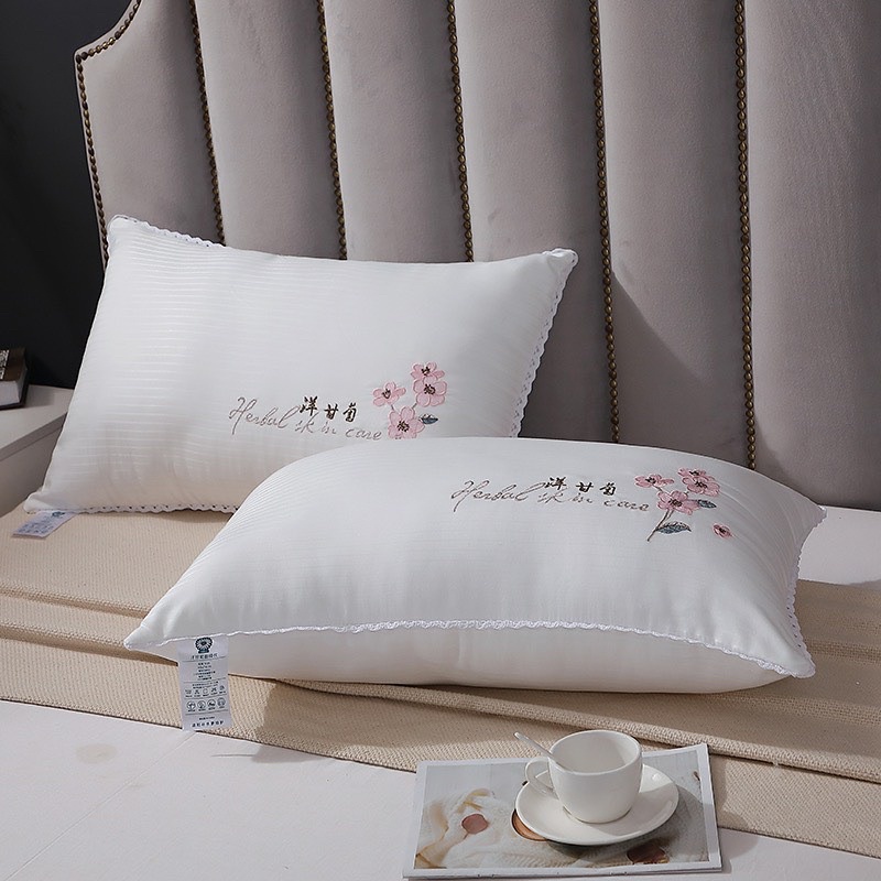 Ruột gối cotton saten thêu hoa nhẹ nhàng phối ren êm ái cho giấc ngủ ngon