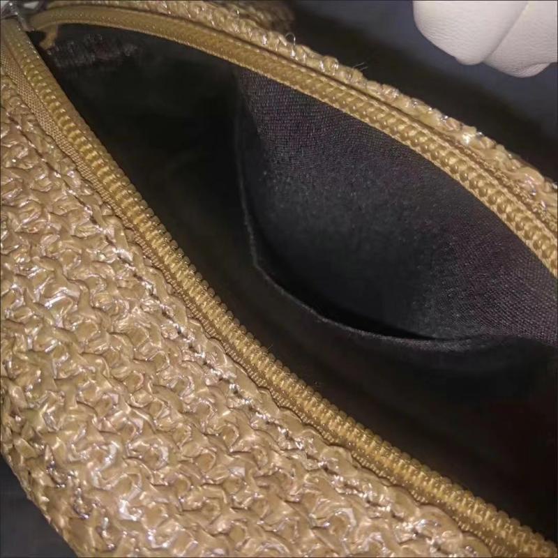 Túi đeo chéo đan cói kiểu vuông màu sắc đối lập phong cách retro thời trang mùa hè 2022