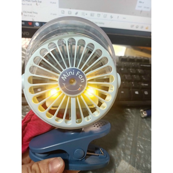 Quạt kẹp xe đẩy tích điện phun sương có đèn led mini fan