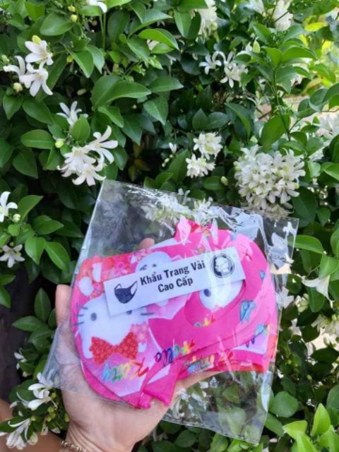 Nón bảo hiểm tặng khẩu trang cho bé