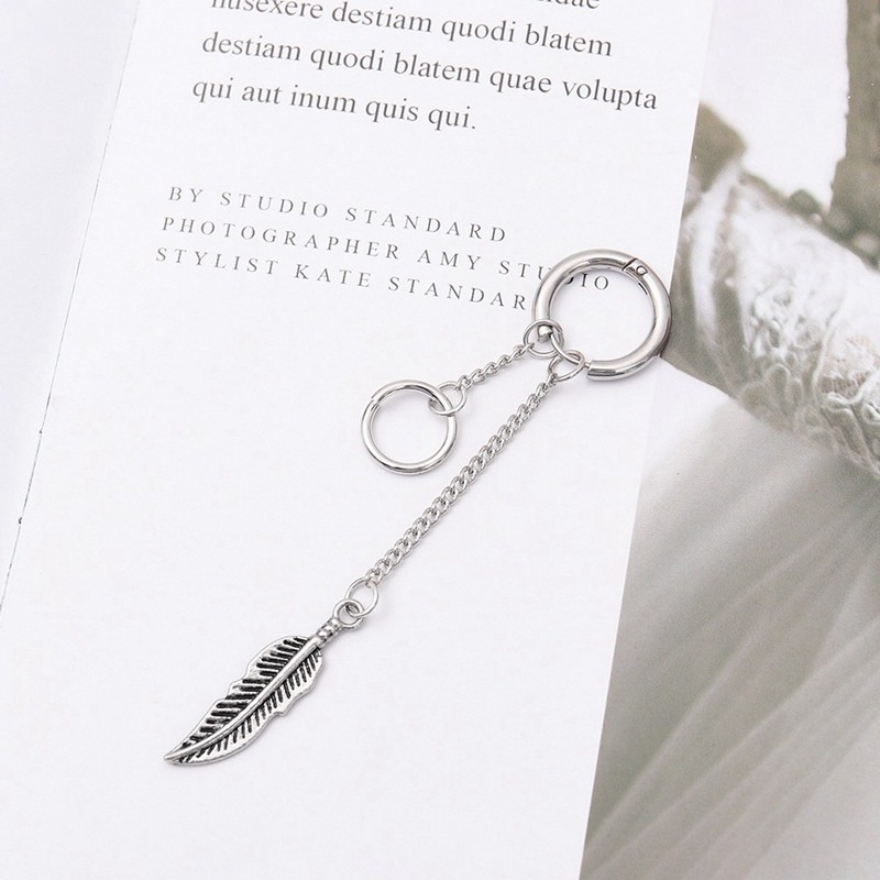 Khuyên tai dài họa tiết hình chiếc lá thời trang