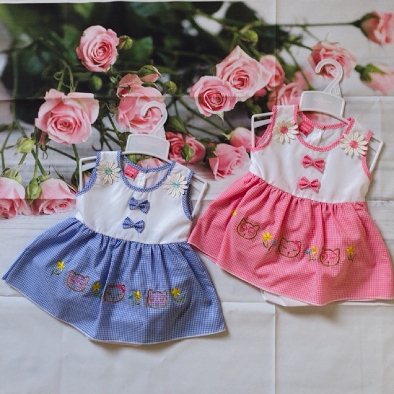 Đầm váy sơ sinh bé gái tặng kèm quần, vải kate, thêu vi tính hình mèo, dành cho bé từ 0-24 tháng tuổi.