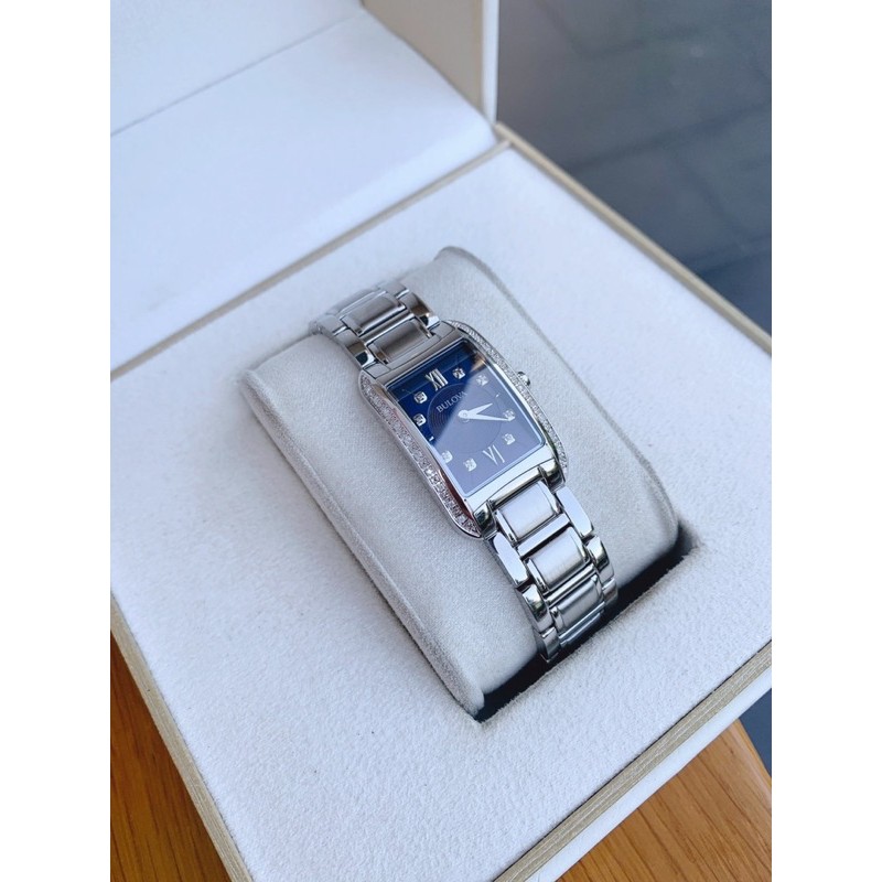 Đồng hồ nữ Bulova mặt vuông .