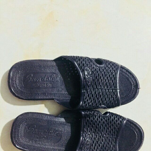 Dép tổ ong màu đen.