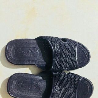 Dép tổ ong màu đen.