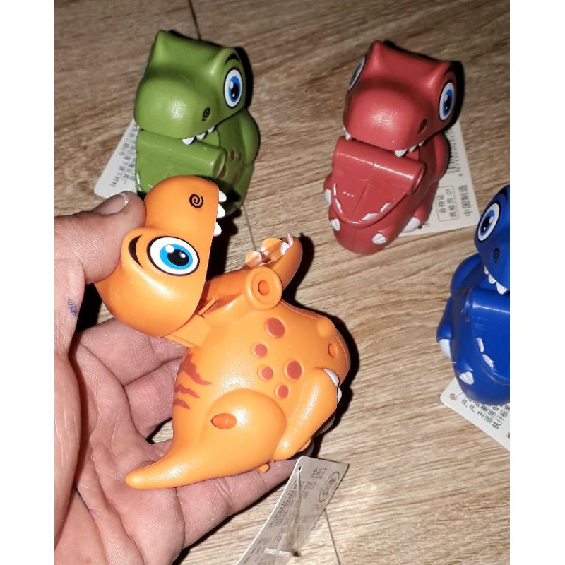 Một chiếc xe khủng long siêu dễ thương chạy chớn bằng nhựa rất đẹp