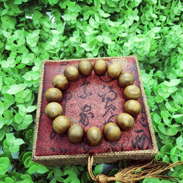 Vòng tay phong thủy gỗ thủy tùng