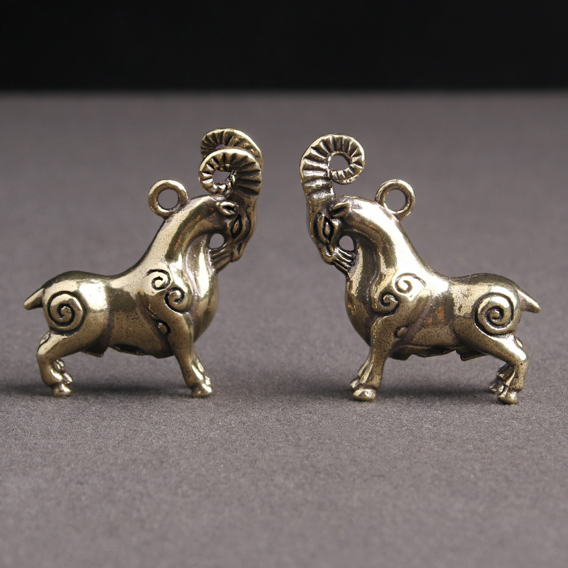 Móc khóa hình con dê may mắn cổ điển