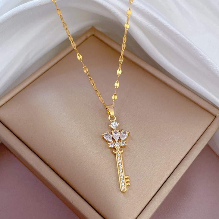 Dây Chuyền Thép Titan Mạ Vàng Nhẹ Đính Kim Cương Hình Chìa Khóa Vương Miện Sang Trọng Cho Nữ