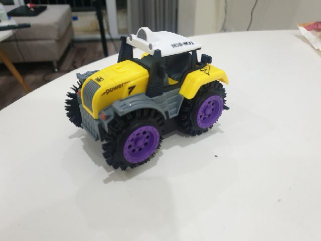 Xe ô tô đồ chơi chạy pin,xe tải nông trại cho bé, chạy bằng pin tiểu (màu vàng bánh tím-chưa kèm pin) nhựa ABS an toàn