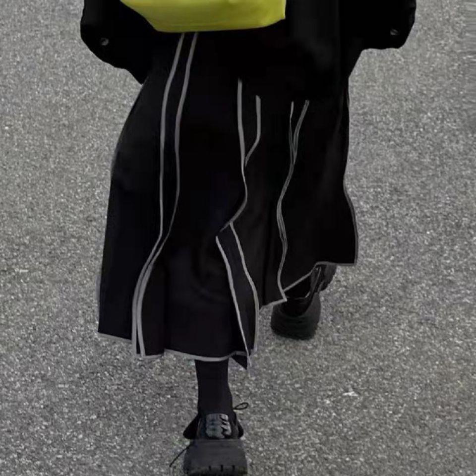 Chân váy dài lưng cao thiết kế độc đáo phong cách Hồng Kông