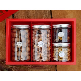 Hộp quà Tết 4 loại hạt macca, điều, nho khô, óc chó