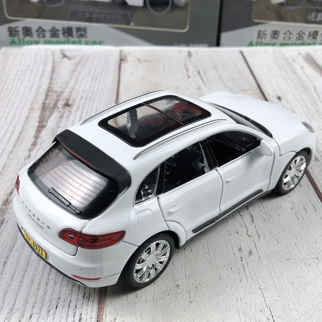 Xe mô hình ô tô  tỉ lệ 1:32 Porsche Macan Turbo bằng sắt, có đèn và âm thanh sống đống