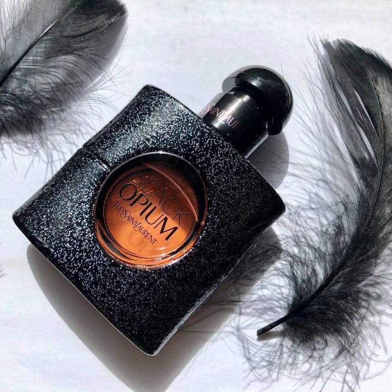 Nước hoa nữ YSL Black Opium Nuit Blanche nhẹ nhàng, nữ tính