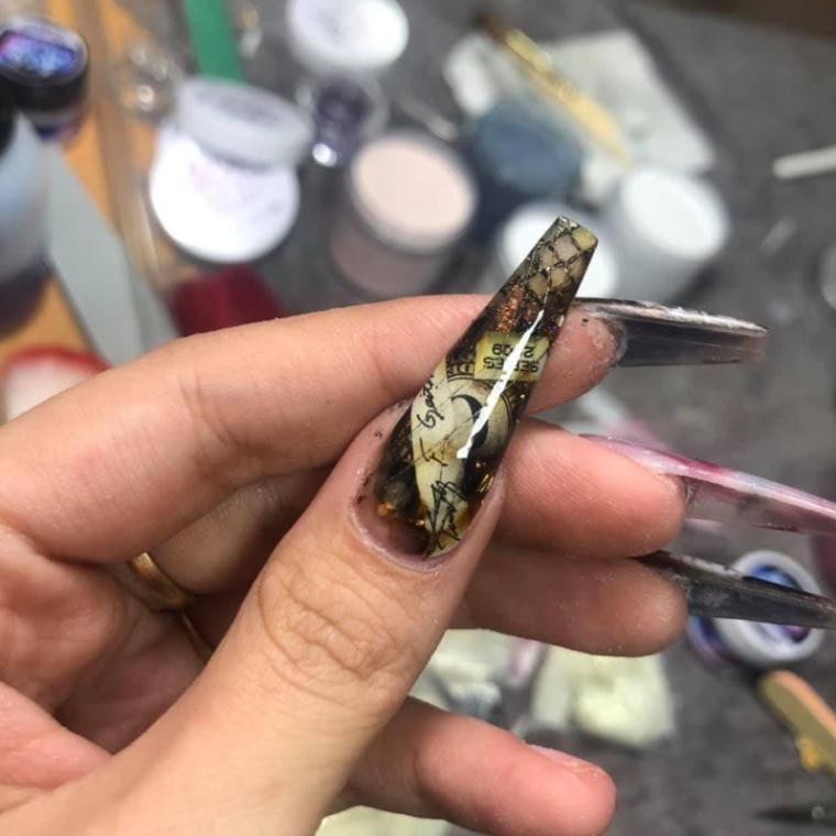 Dola ẩn móng nails
