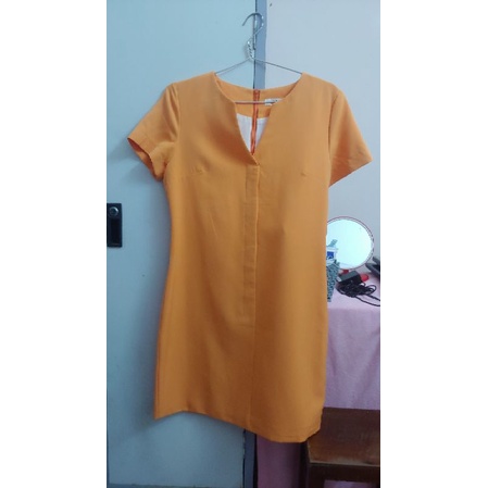 pass Đầm suông vàng cọc tay cổ chữ V
