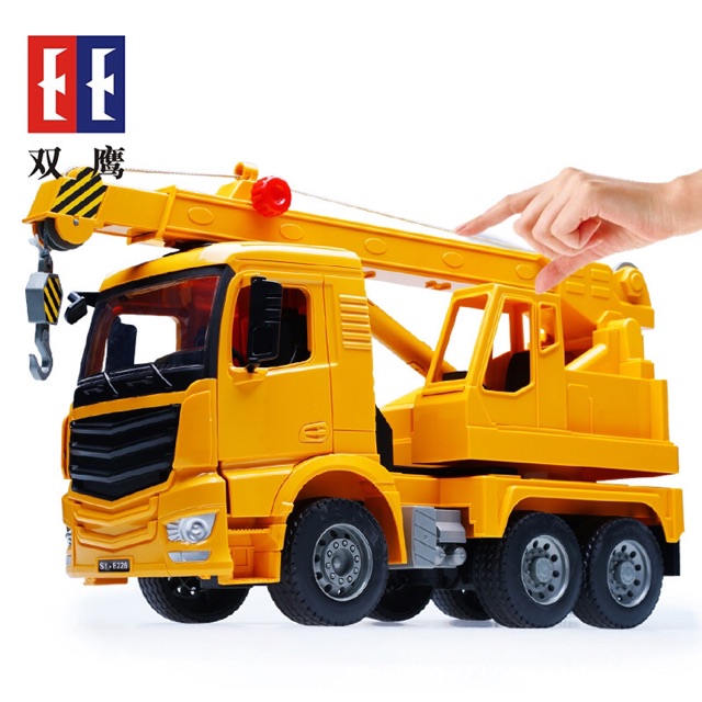 Mô hình xe cần cẩu E226 kích thước lớn.