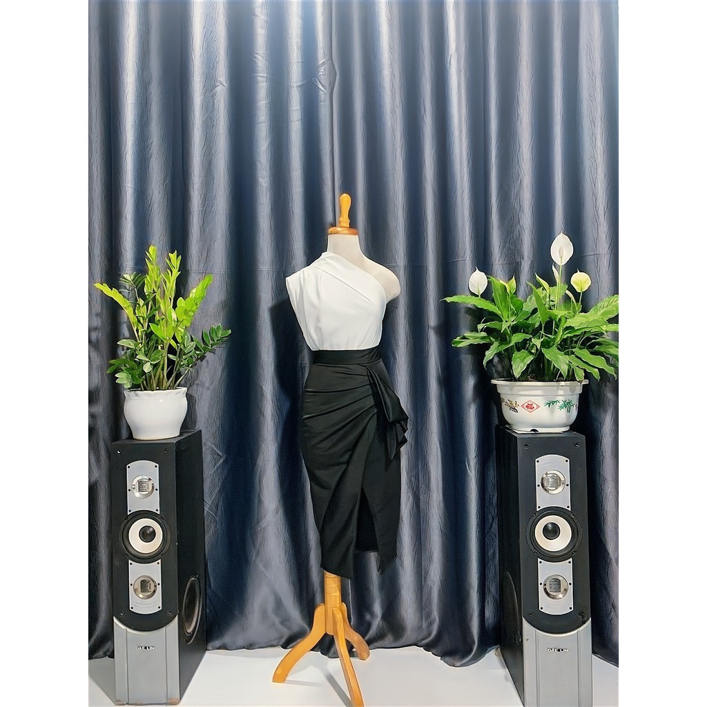 Set áo lệch vai váy xé tà đang làm mưa làm gió trên thị trường. | BigBuy360 - bigbuy360.vn