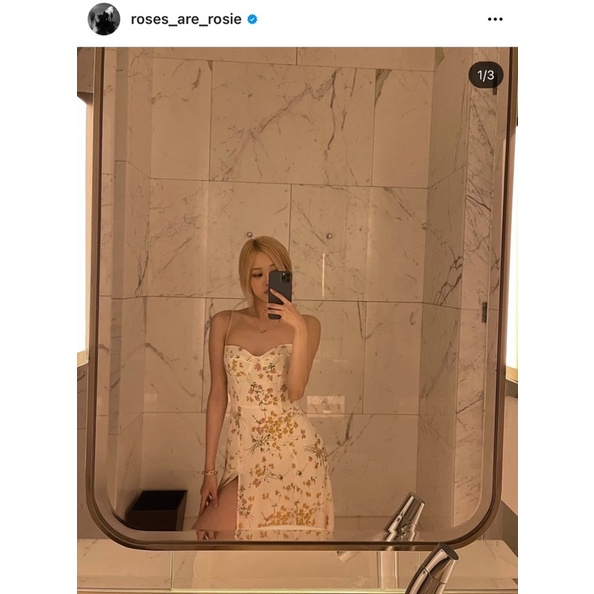 Váy xẻ tà hoa nhí giống cô Park siêu hot