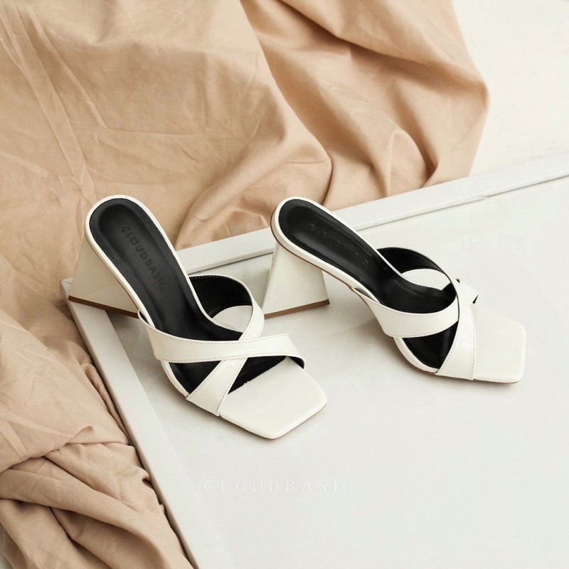 Giày gót quai chéo